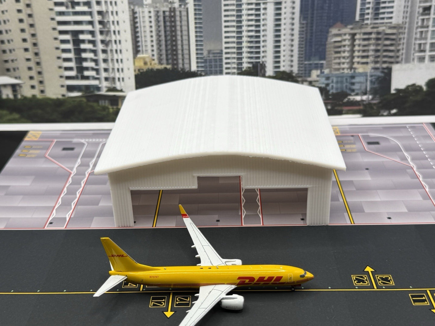 Small Hanger (White) 1:500 Diorama Model