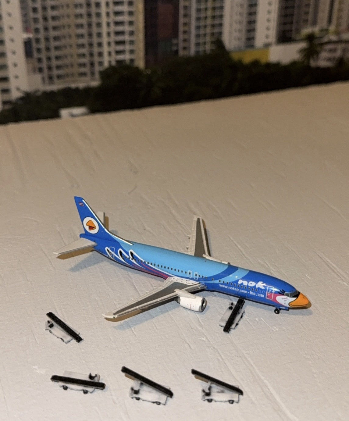 Belt Loaders (12x) 1:500 Diorama Model